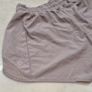 Lululemon Gray Lt‎ Purple Hotty Hot 3.5" Inseam Athletic Shorts Sz 4 Cheer Track